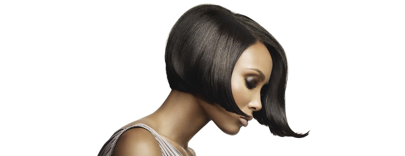 beautiful black woman seen from the side wearing a short-bobbed wig