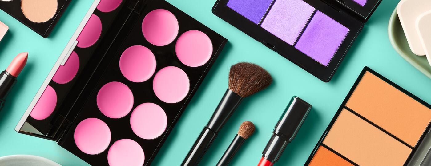 image_of_makeup_flat_lay_Stocksy_txpc215e8dfzMR300_Large_2607197_v2_1800.jpg