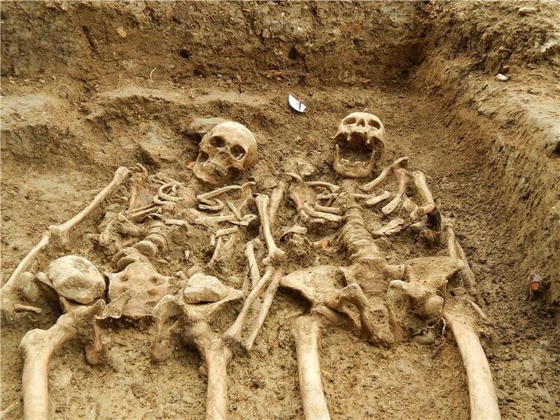 couple-skeletons-holding-hands