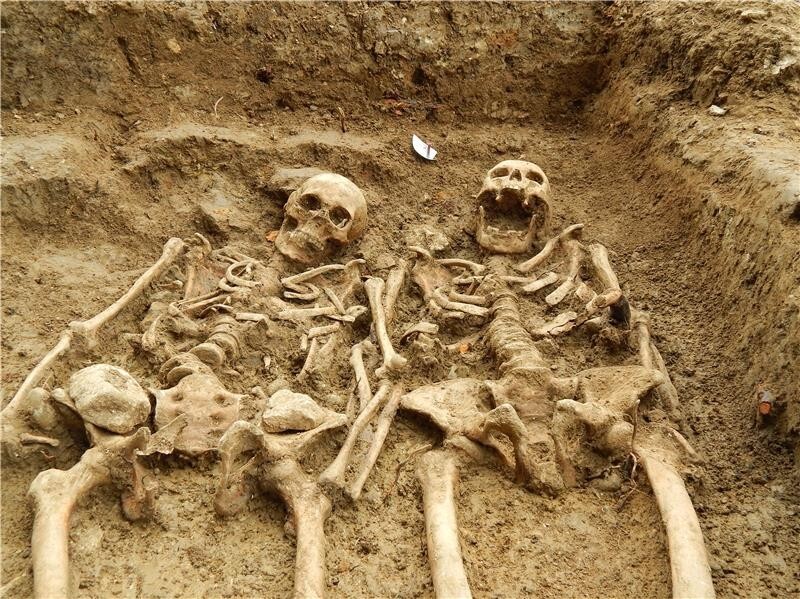 couple-skeletons-holding-hands